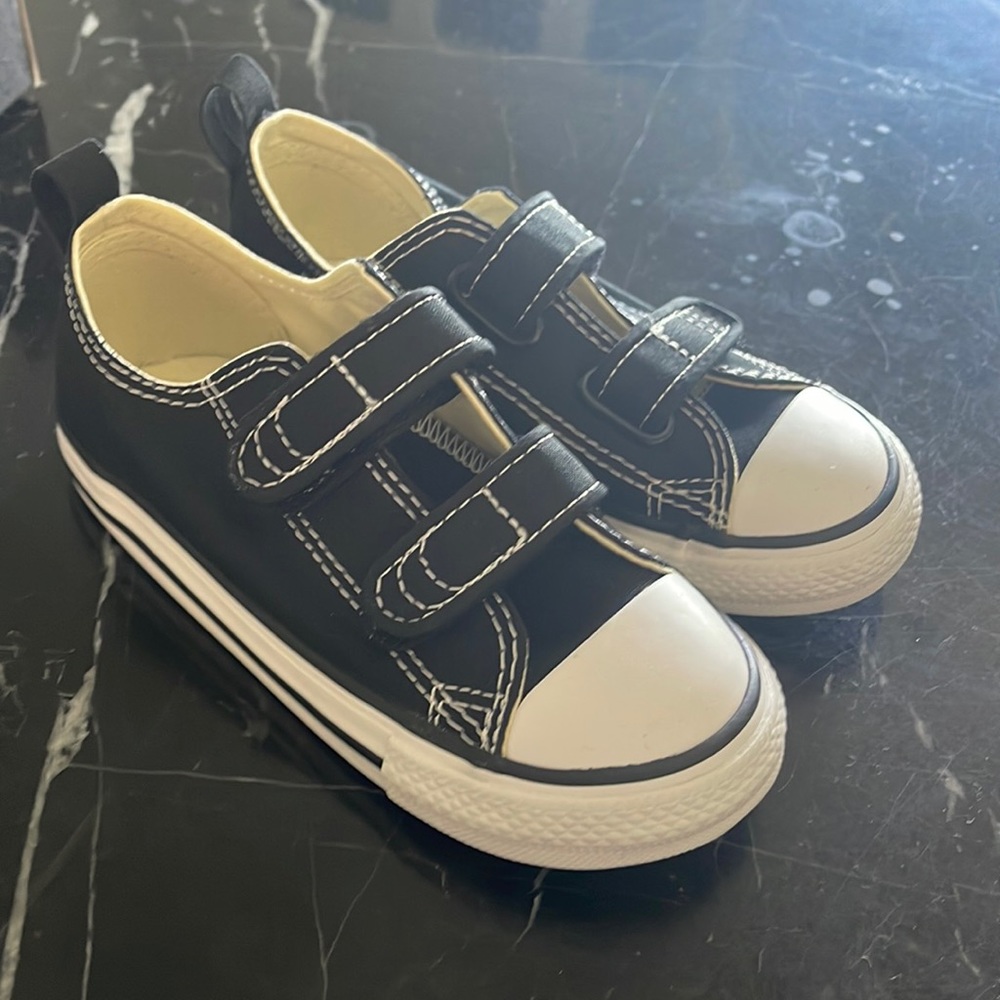 Converse - Picture 1 of 4